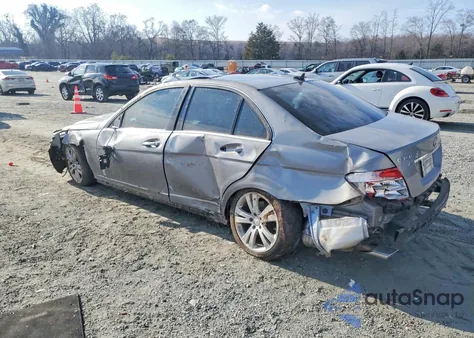 2011 Mercedes-Benz C 300 z USA, uszkodzony, nr VIN WDDGF5EB3BR181216